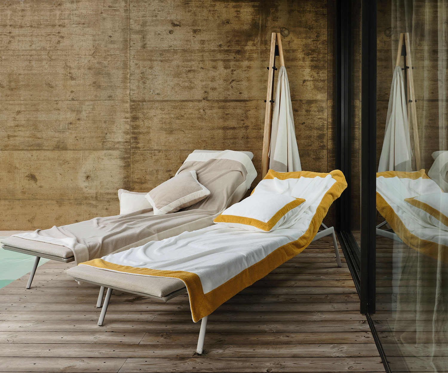 Abyss-Strandtuch_PORTOFINO Cojín y toalla de playa PORTOFINO de Abyss