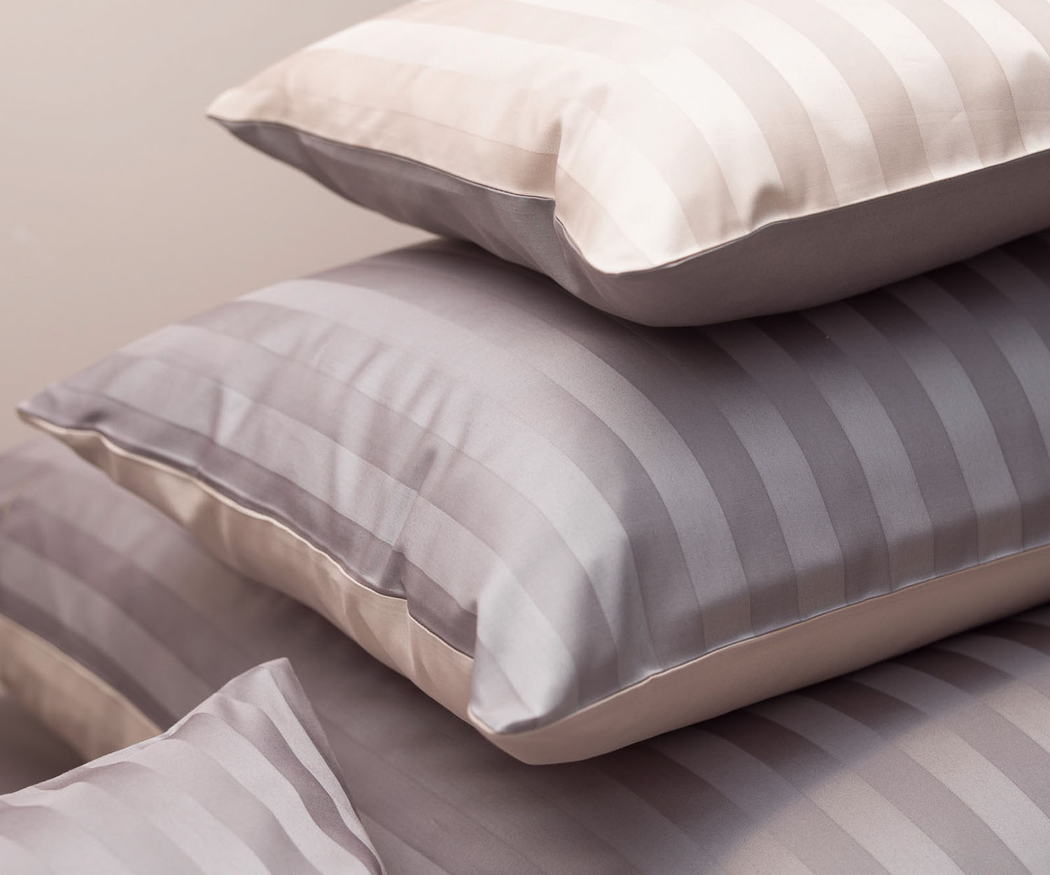 Blockstreifen_Wende_Detail_001359a9452e3b3d7 Ropa de cama reversible BLOCKSTREIFEN de Graser - satén