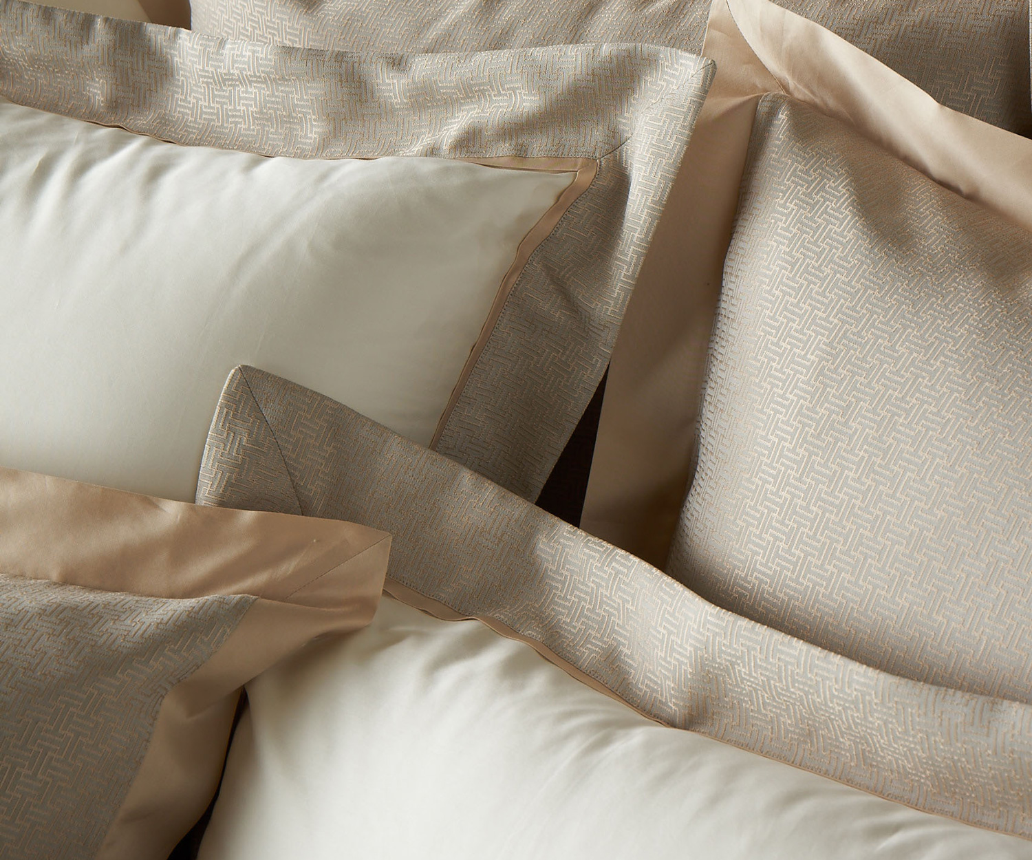 Celso-AVALON-Kissen Celso de Lemos AVALON - Bettwäsche mit Stehsaum col. 740 glacier