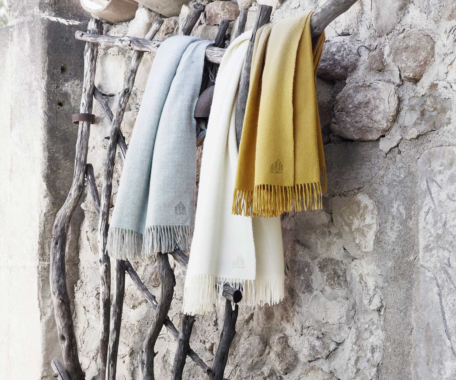 Schlossberg_SS20_Plaid_MILO_Lifestyle Manta de alpaca MILO de Schlossberg