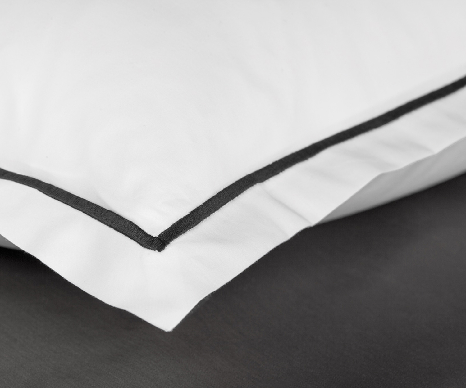 Decode-Bettwaesche-FOUR-Detail Decode by Luiz Bettwäsche FOUR - Satin