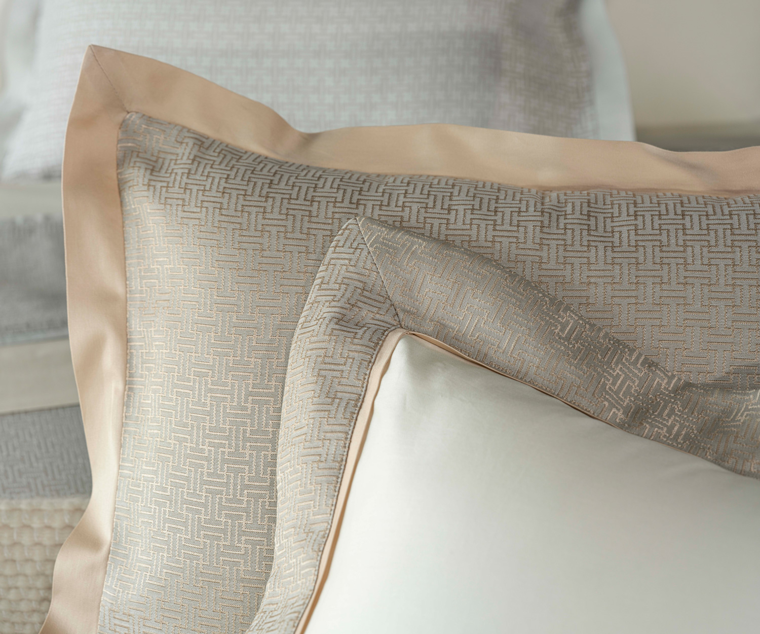 Kissenauswahl-AVALON-740-Celso Celso AVALON - Jacquard Bettwäsche mit Stehsaum col. 660 powder