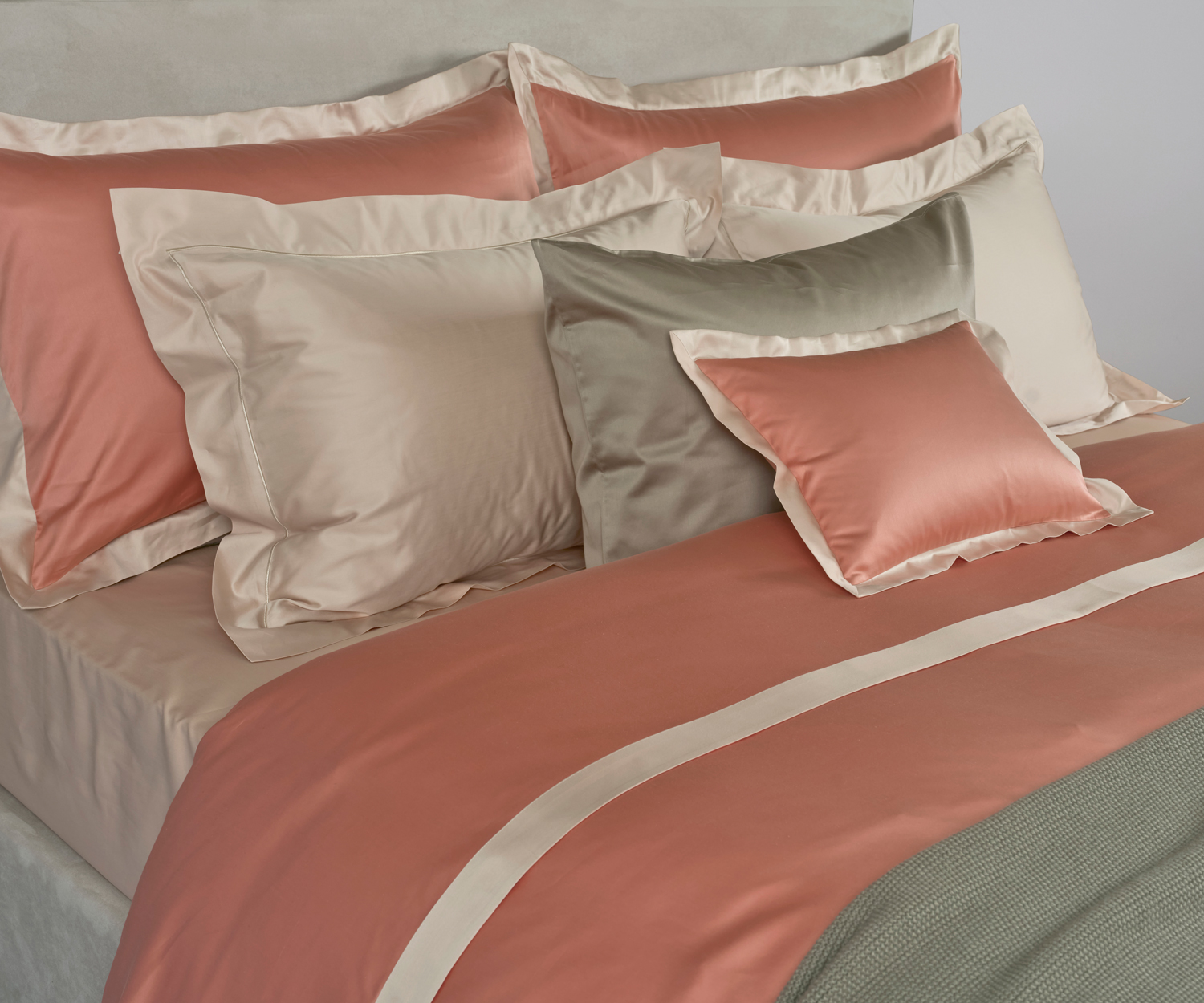 Celso_EMMA-685-Bed-Linen EMMA - Satin 700 TC Bettwäsche mit Stehsaum von Celso de Lemos