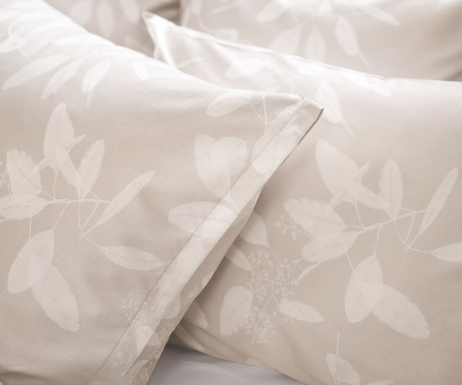Schlossberg_Switzerland_OMEO_beige_Detail Schlossberg OMEO beige bed linen Organic-Satin