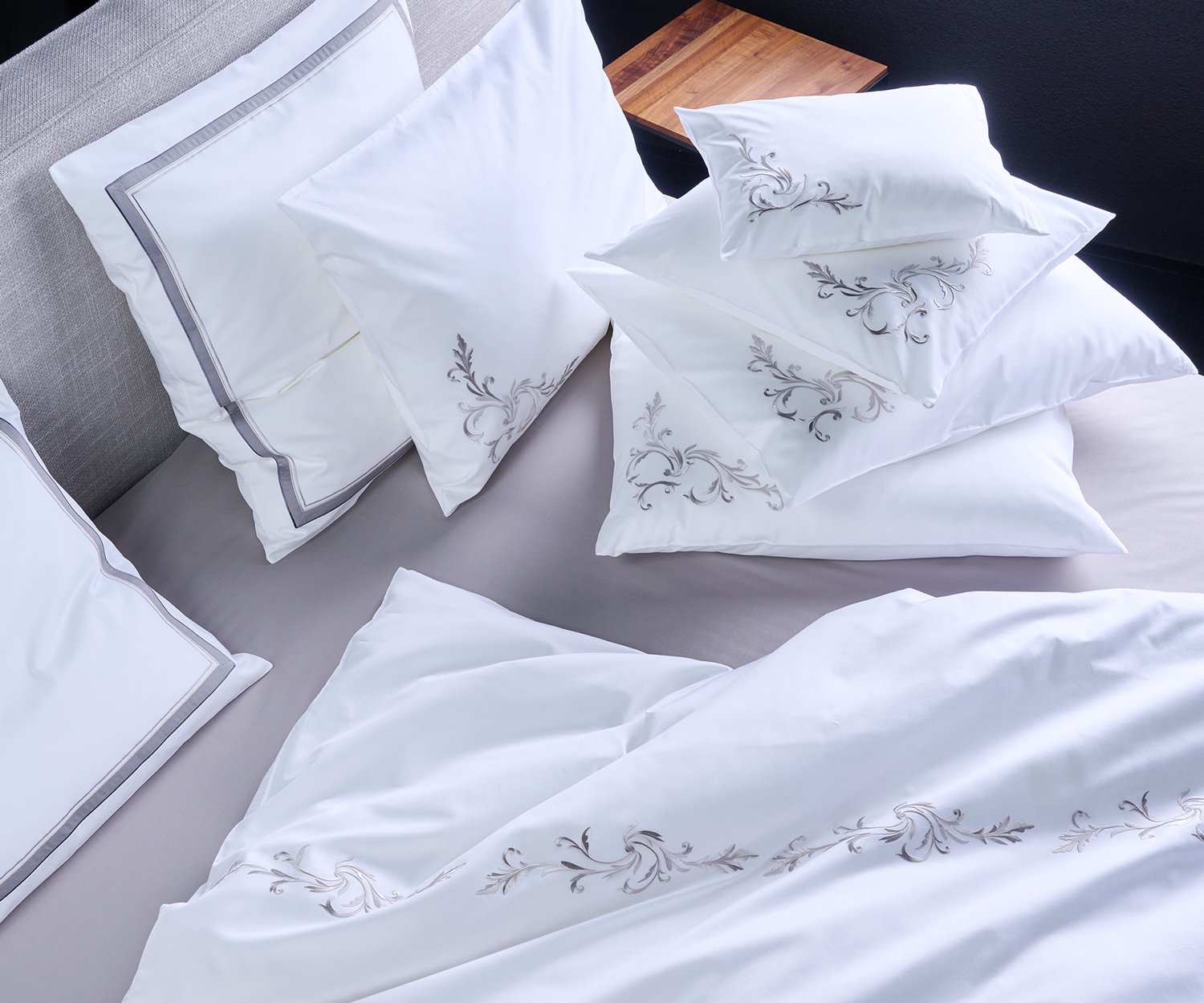 Fischbacher-Bettwaesche_E25_010_Snow-Lace_Lifestyle Fischbacher bed linen SNOW LACE satin