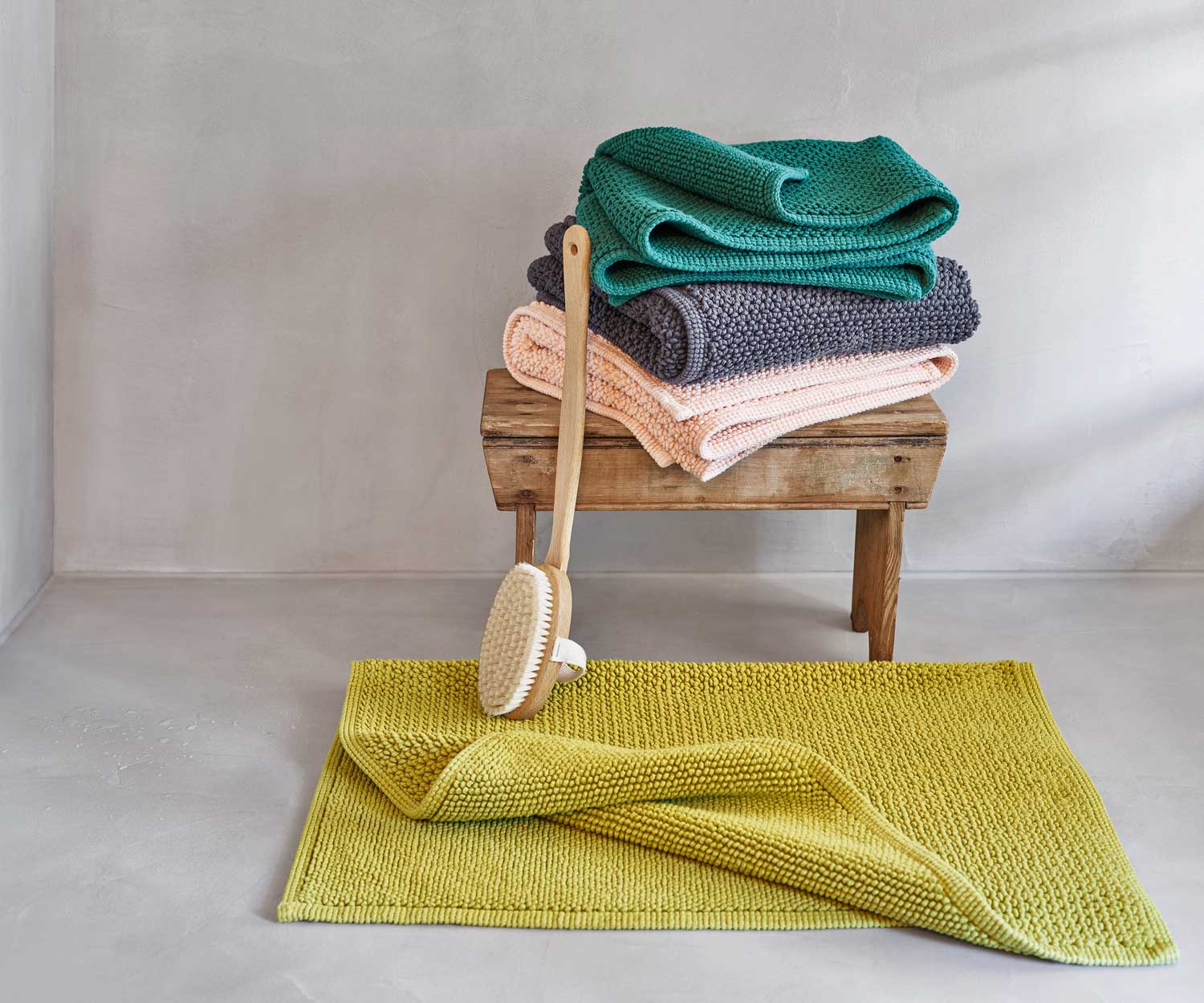 Schlossberg-Handtuecher-NOVA-forest-basalt-powder-olive Alfombra de baño NOVA de Schlossberg