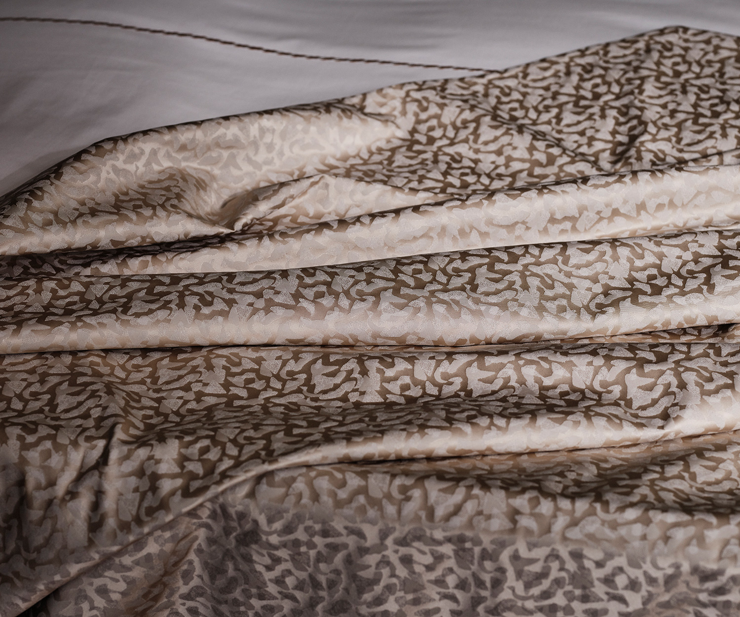 Fischbacher MIMICRY col. 225 Jacquard – Lujo sofisticado inspirado en la naturaleza