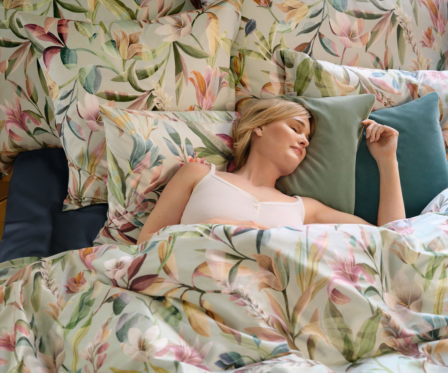 Schlossberg-Bettwaesche_ADELE_vert_Model Schlossberg ADELE bed linen Satin