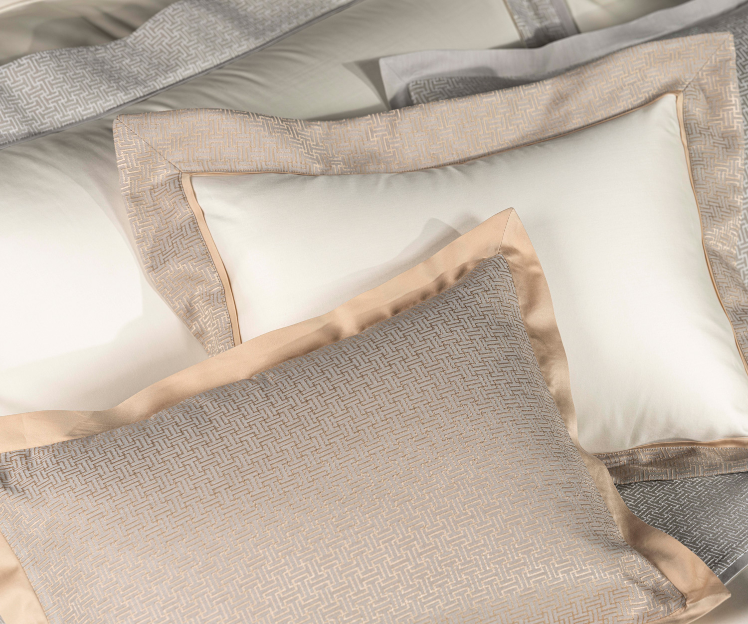 Kissenauswahl-AVALON-740 Celso AVALON - Jacquard Bettwäsche mit Stehsaum col. 660 powder