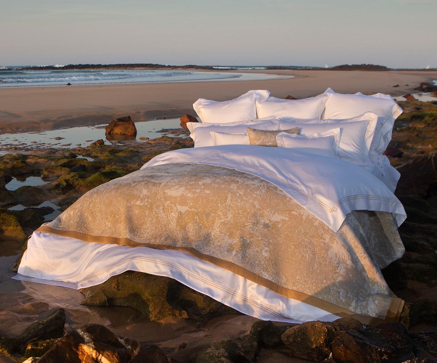 Celso-QUADRA-im-Wasser QUADRA Satin Bettwäsche fein bestickt von Celso de Lemos