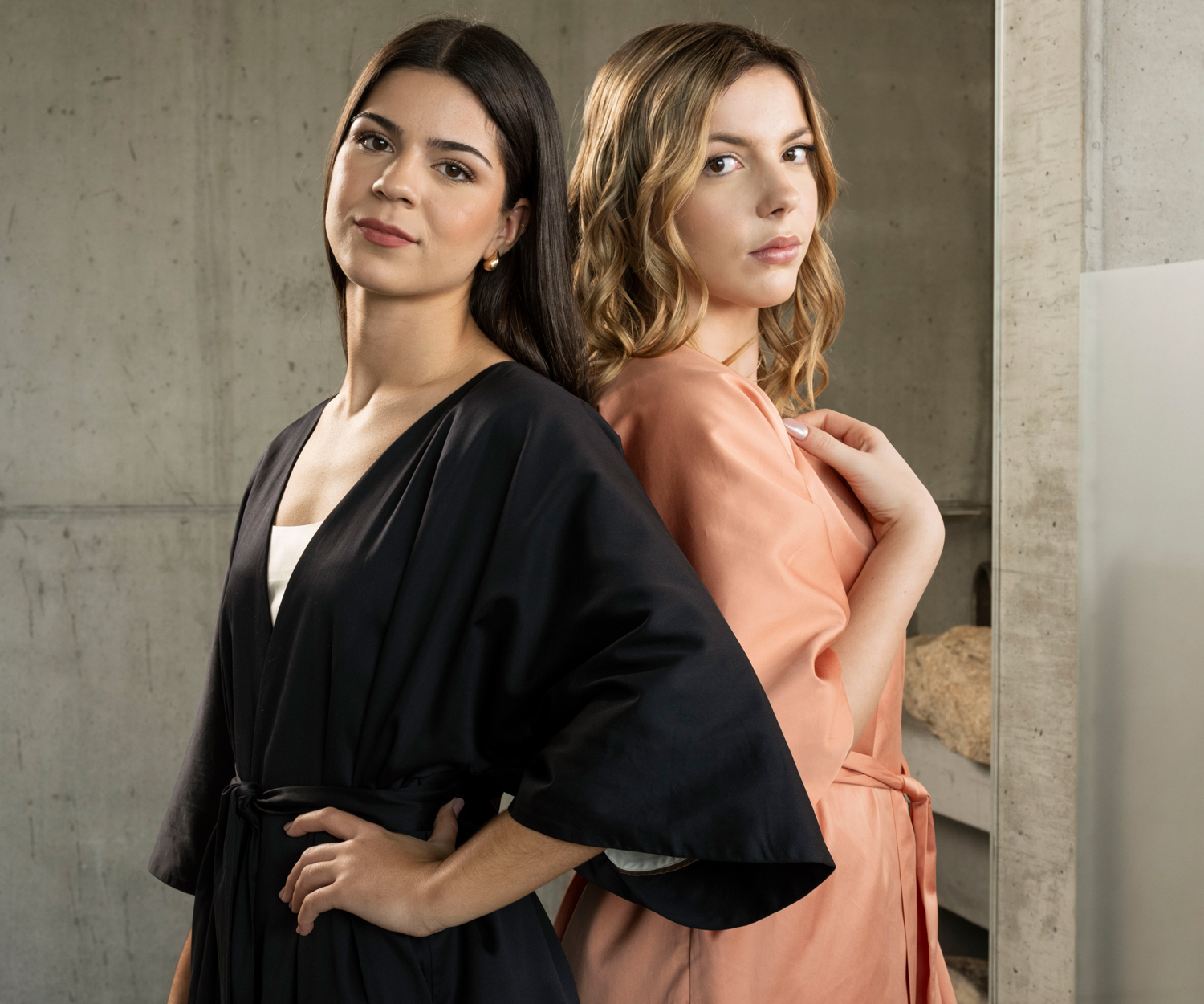 Celso-Abyss-Hausmantel-NARA Bata NARA en satén Secret 700 TC de Celso de Lemos