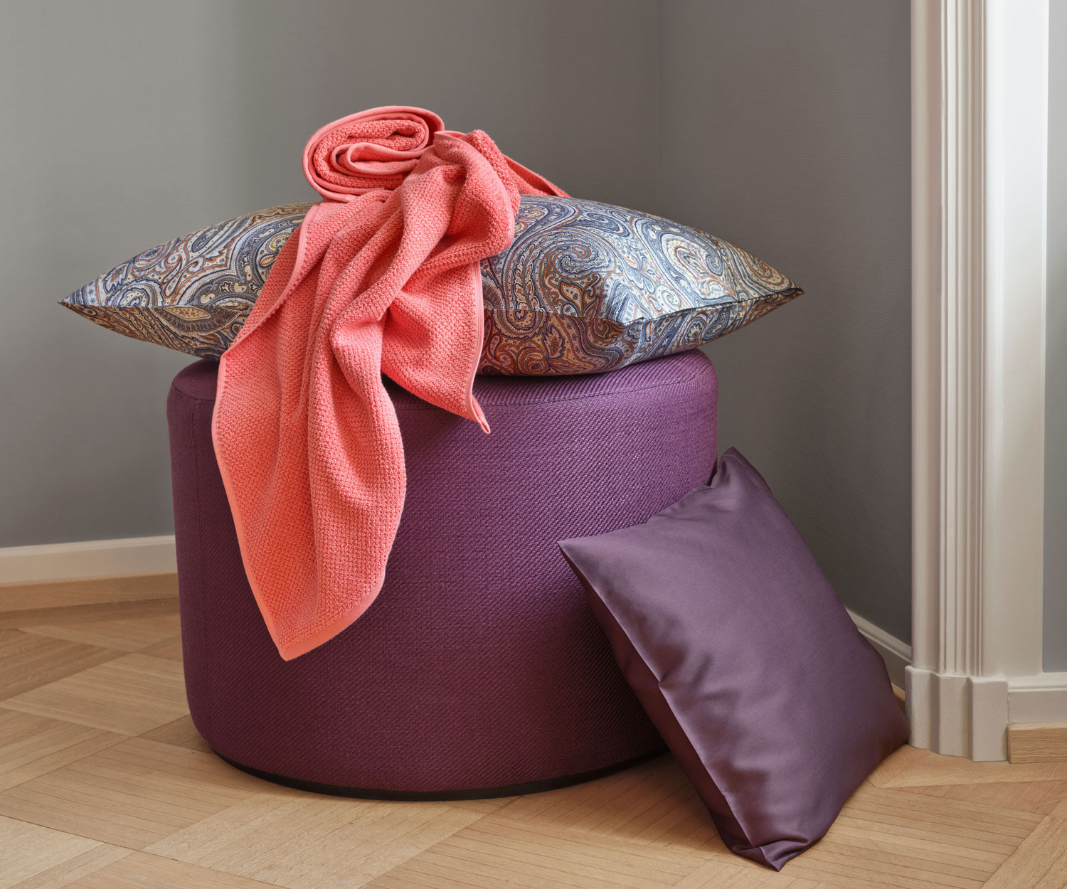 Schlossberg_Bettwaesche_Perinn_Bleu_Lifestyle-1 Schlossberg PERINN BLEU Bettwäsche - Satin Noblesse