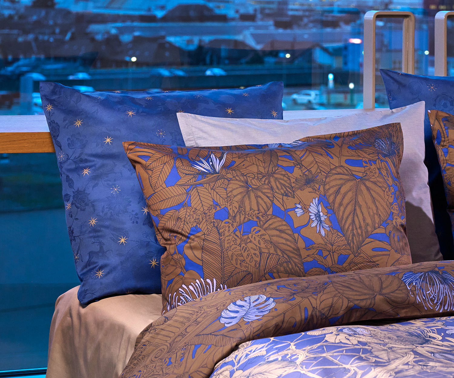 Fischbacher-Bed-and-Bath_Blue-Hour Fischbacher Ropa de cama GOLDEN GARDEN de satén