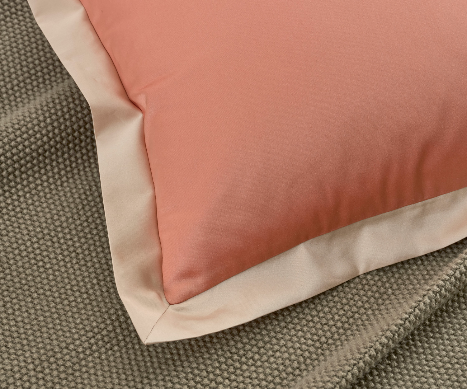 Celso-EMMA-685-Pillow EMMA - Satin 700 TC Bettwäsche mit Stehsaum von Celso de Lemos